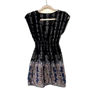 Lily White Paisley V-Neck Tunic (S)